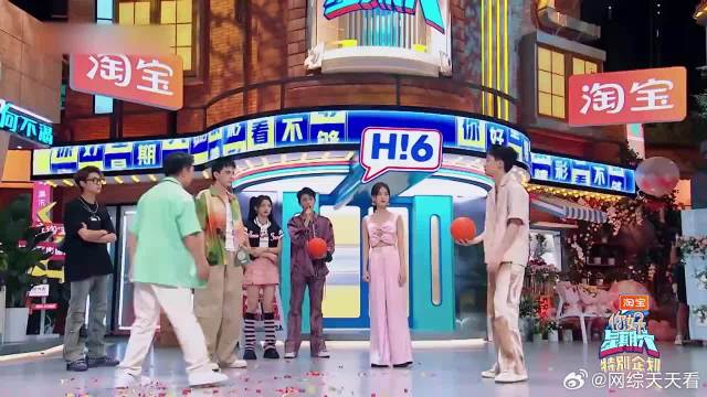 杨超越被球砸到头，丁禹兮一脸紧张，被可爱到了！