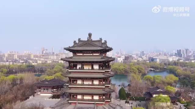 成毅乘画舫游大明湖，春日美景如诗如画