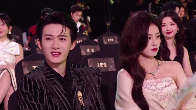 檀健次白鹿聊啥呢，笑得眼睛都要没了，害我笑好几遍丨星光大赏