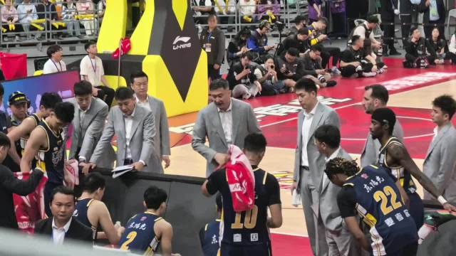 该说不说，广东男篮教练团这统一着装也算cba独一档了