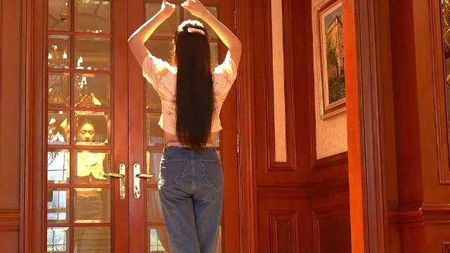 林允片场反复练舞力求完美