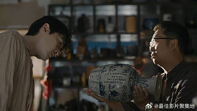 胡歌把花瓶当古董 老板一看瓶底五个大字，瞬间黑脸