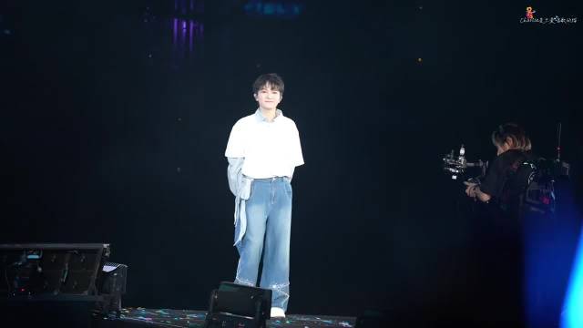 周深《倒流》的现场宛如天籁，将人带回故事起点，成都场的演绎尤为动人