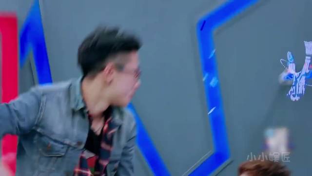 桀骜不驯的王鹤棣，录制综艺情绪突然失控，怒摔面具愤然离席