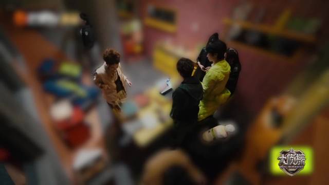 大张伟在《大侦探》猜谜中将红紫车谐音为黄子弘凡