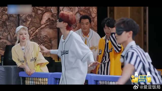 撕名牌还能这么帅？李昀锐前滚翻帅炸，兄弟团看呆