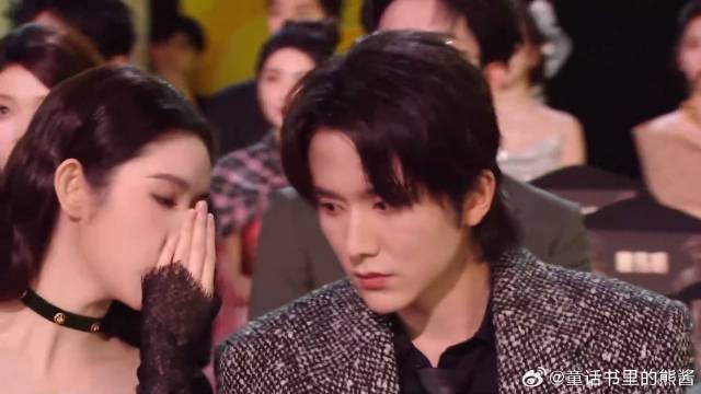 不愧是十几年发小！王玉雯张新成说悄悄话，脸都贴一起丨星光大赏