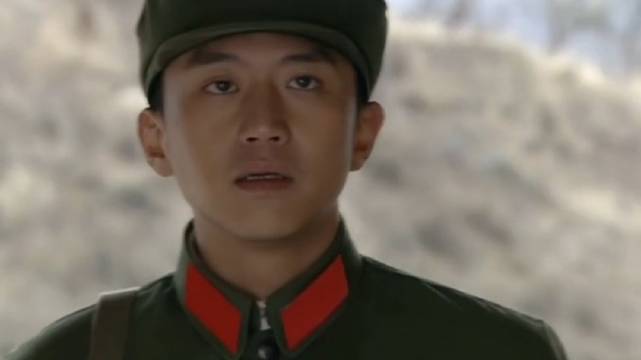 小伙伴翻山越岭来找女友，不料却看见他跟别的男人在一起！