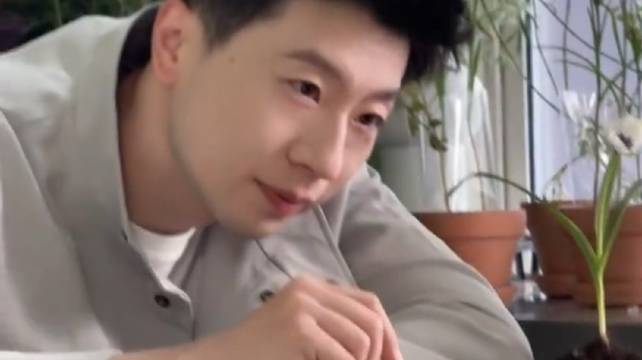 马龙展示绘画才艺，现场作画认真可爱