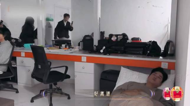 周兴哲获赠空白合同,汪苏泷幽默互动引关注