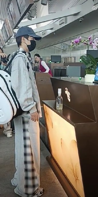 林高远首次亮相上海时装周！球场之外的潮男表现如何？