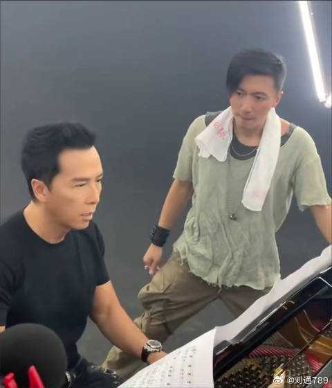 甄子丹谢霆锋片场交流音乐，甄子丹钢琴达专业级曾与朗朗合奏