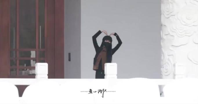 点开此视频真的会舒心哎！书欣就这样萌萌到转圈挥手比心