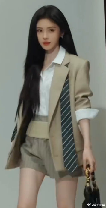 被称为“走路粉”的网友群体是如何看待鞠婧祎步态的？