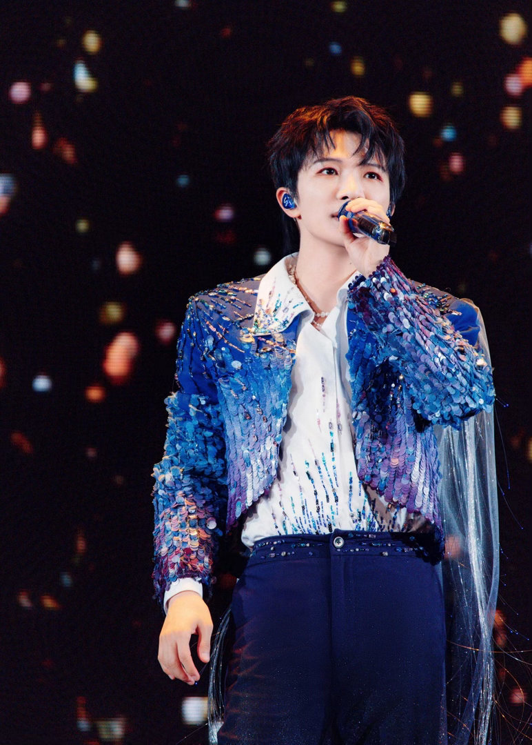 周深五一武汉连唱两天，雨中合唱再现天籁