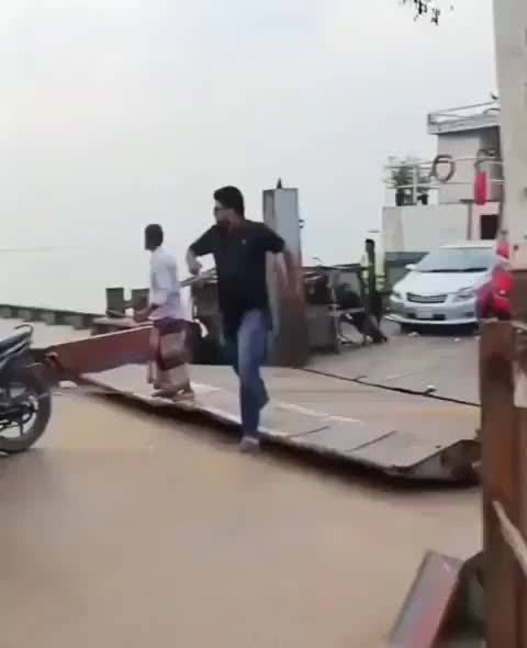 孟加拉国道拉蒂亚渡口客车坠河致35人失踪