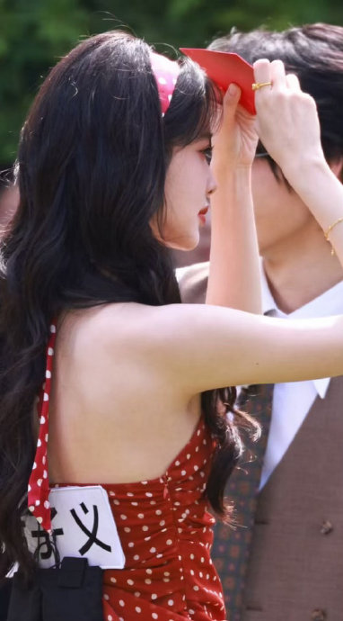 孟子义在《奔跑吧14》里具体穿了什么港风造型？