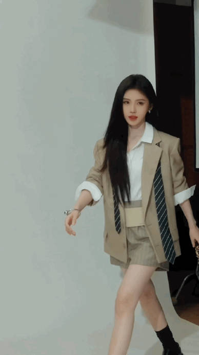 鞠婧祎被赞“行走的穿搭模板”，网友直呼看走路是享受