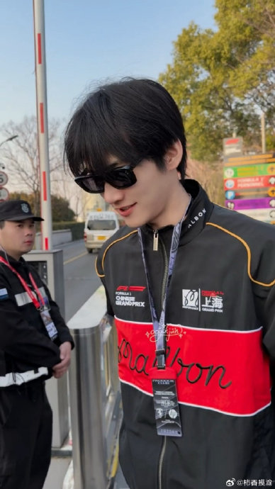 周柯宇连续四年现身F1中国站，对他的个人形象有何影响？