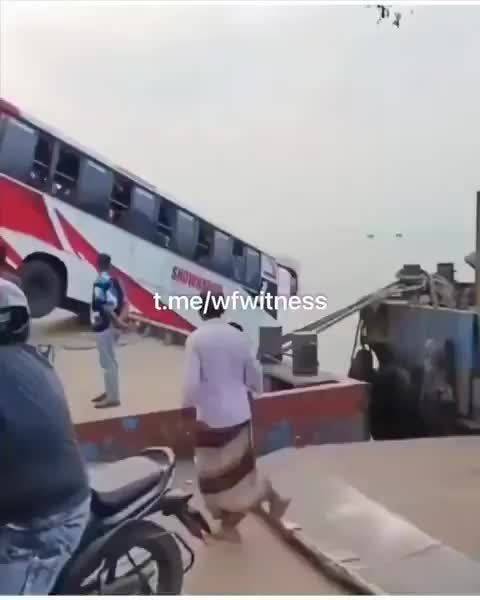 孟加拉国客车登渡轮失控坠河致24人遇难