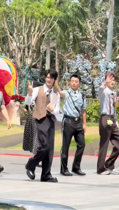 郑恺在《奔跑吧》第14季中的保安造型具体是什么样的？