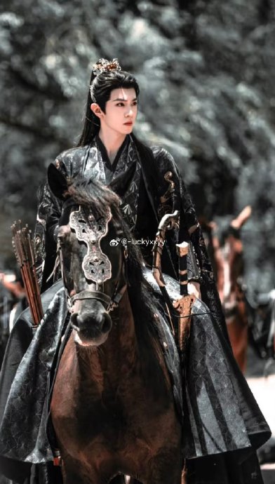 《一笑随歌》演员李沁和陈哲远在剧中的演技表现有哪些亮点？