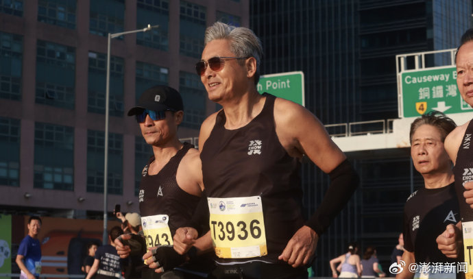 众星闪耀香港马拉松，周润发领衔银发跑团惊艳全场