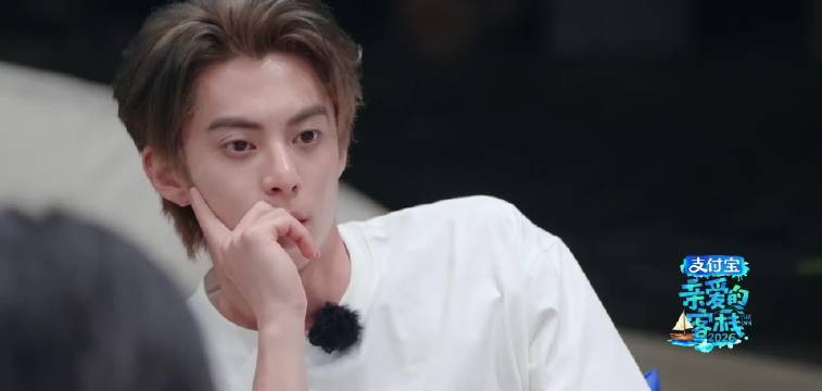 秦岚王鹤棣斗嘴这段儿纯纯演我和弟弟斗嘴，简直不要太真实！ 亲爱的客栈