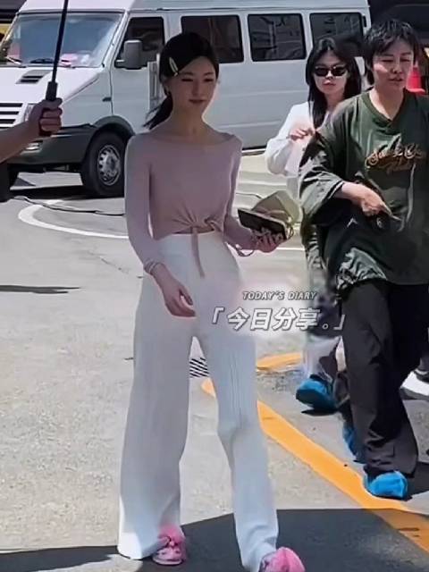 赵露思粉色针织衫搭阔腿裤尽显温柔优雅