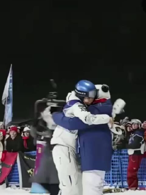 谷爱凌与母亲亲密互动，爱凌宝宝紧贴妈妈