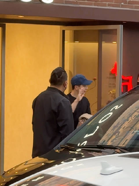 换了黑衣服下班 拜拜