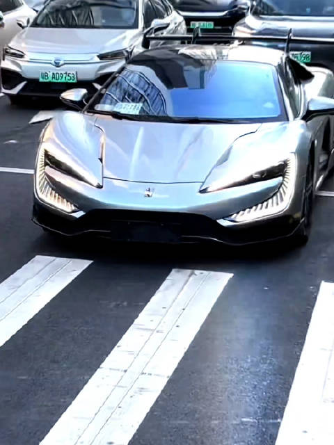 三亚街拍豪车引围观，网友分享半小时实拍