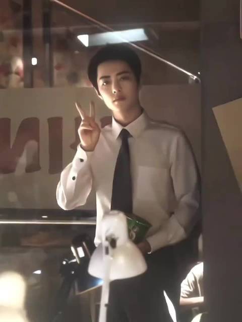 听说因为哥哥最帅，所以片方指定哥哥当男主