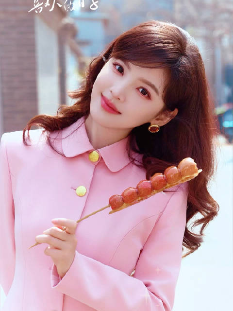 章若楠穿粉色套装亮相，复古造型引期待