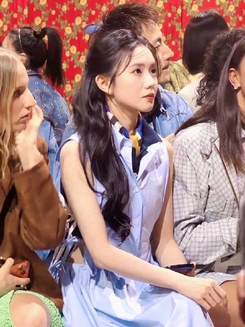 刘浩存淡蓝裙亮相巴黎时装周，生图颜值获赞