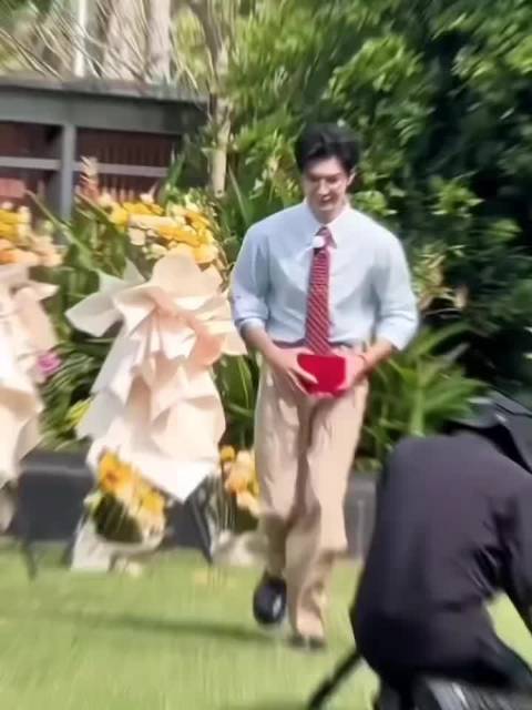 陈哲远跑男再被问假发梗，无奈表情引热议