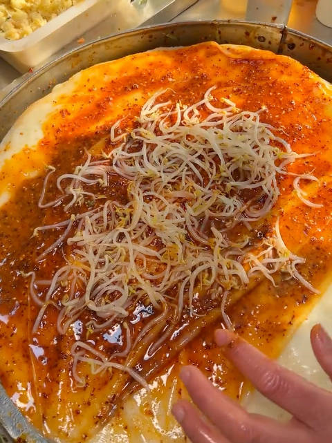 徐州街头10元一份的卷凉皮皮薄馅厚香辣开胃