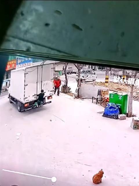 惊险！宿州男童挂货车尾部狂奔，三轮车司机鸣笛追车救人！