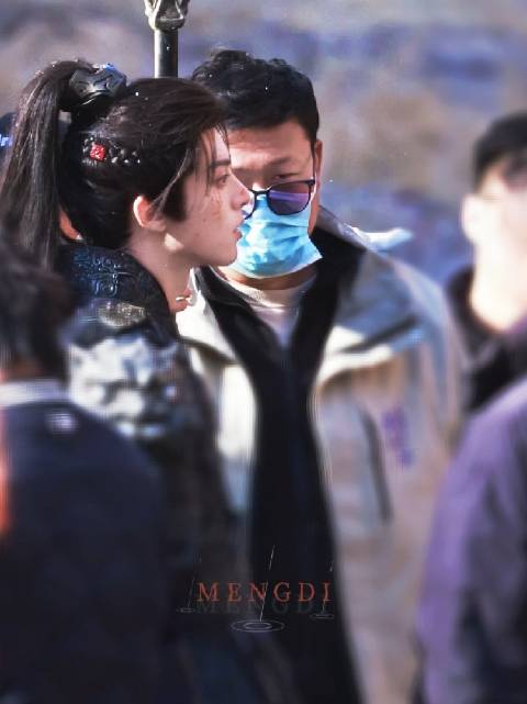 查看监视器时情绪还在戏里