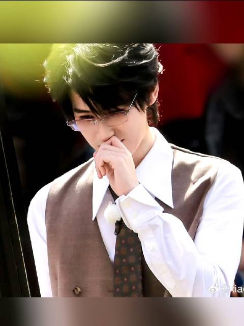 张真源民国小少爷造型出圈 期待综艺名场面