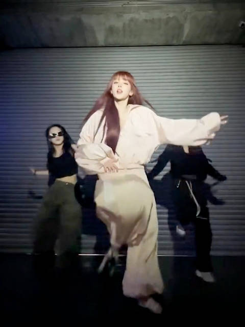 YUQI’s city dance! Left Right Go  YUQI in BANGKOK 哇塞cha了two