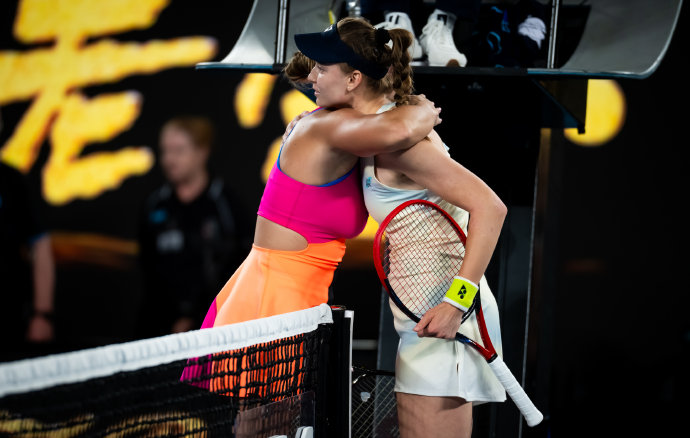 莱巴金娜与萨巴金娜的比赛风格和技术特点有什么主要区别？