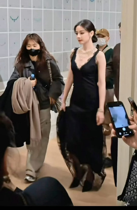 迪丽热巴的浓颜五官在驾驭高饱和色彩时有哪些独特优势？