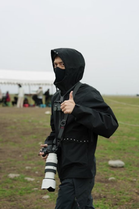 为什么李现用冷色调雨景照片来为《那天下雨了》打call？