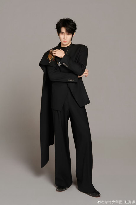 张真源此次新中式造型如何体现传统与现代的融合？