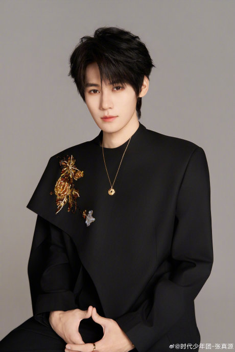 张真源此次造型与品牌方PIAGET伯爵的时尚联动有哪些看点？