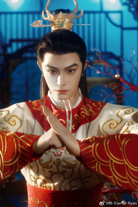 电影《天才游戏》中彭昱畅饰演的刘全龙与丁禹兮饰演的陈伦，身份互换的具体情节是怎样的？