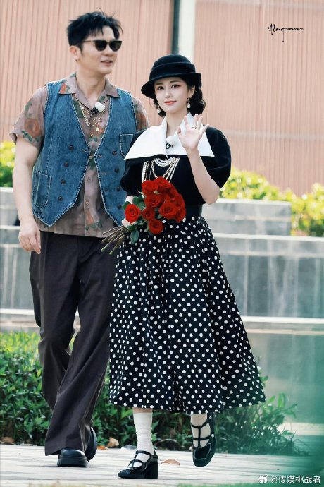 《奔跑吧》白鹿背后贴心贴宋雨琦名牌，细节见证923姐妹花友情