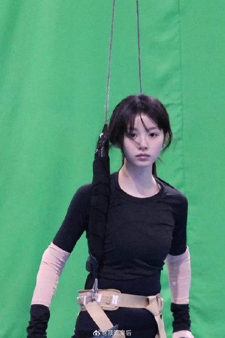 田曦薇在《逐玉》中的素颜战损妆为何被称为‘素素的美出人生镜头’？