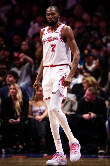 凯文·杜兰特在火箭队扮演了什么角色，对球队冲击季后赛有何影响？